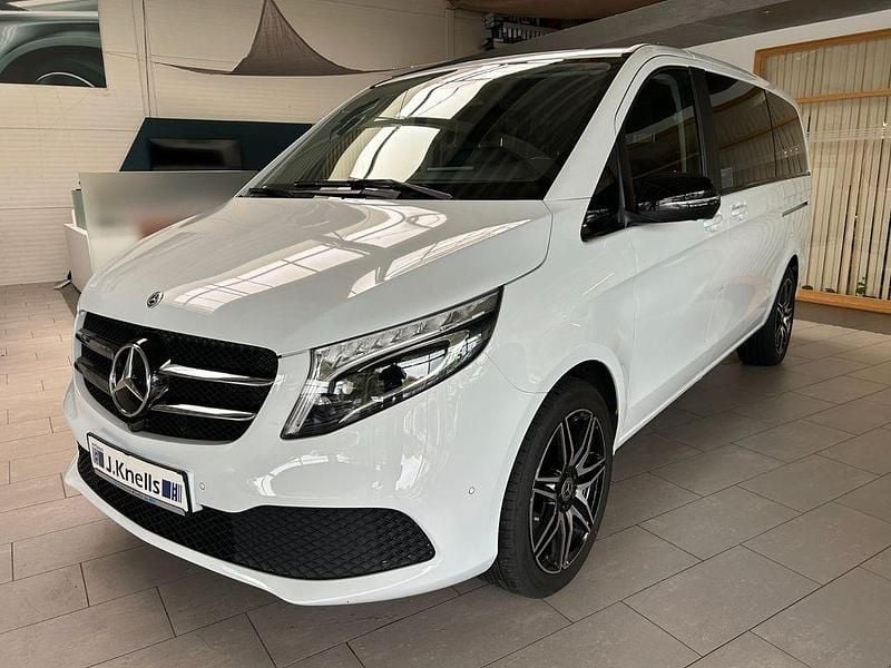 Weiß Gebraucht 2022 Mercedes V300 Night Van / Kleinbus | 52.950 € (Guter Preis) - Bild 1/4