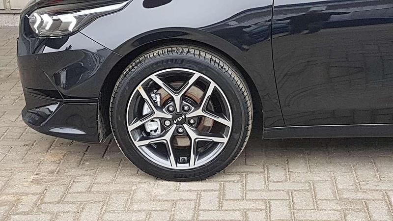 Gebraucht Kia Ceed 140 PS (102 kW) 2025 Zilinaschwarz Kleinwagen