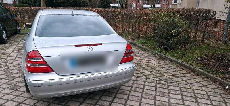 Second-hand Mercedes E200 163 CP (119 kW) 2003 Argintiu Berlinǎ