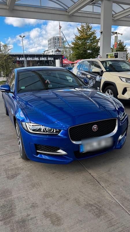 Blau Gebraucht 2017 Jaguar XE Limousine | 21.500 € (Fairer Preis) - Bild 1/4