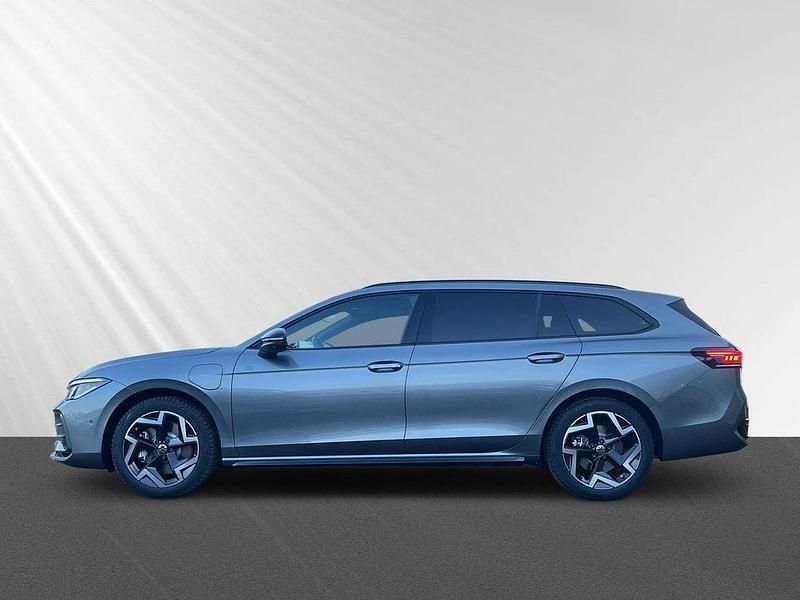 Gebraucht VW Passat R-line 177 PS (130 kW) 2024 Diabasgrau metallic Kombi