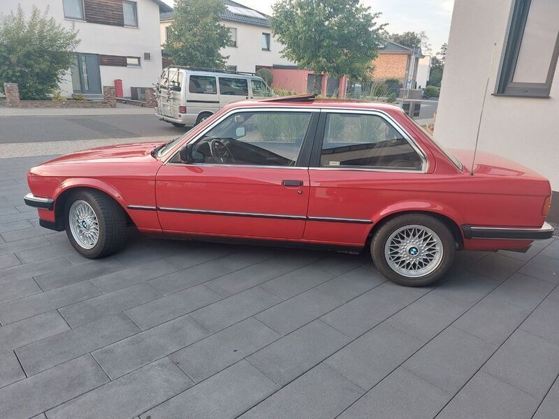Rot Gebraucht 1987 BMW 325 Performance Limousine | 15.500 € - Bild 1/4