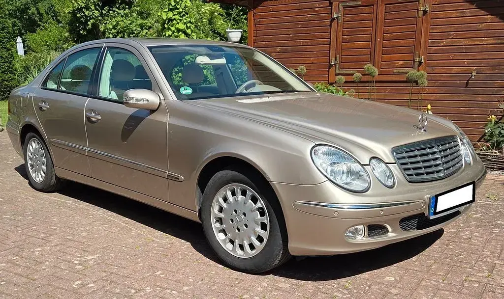 Gebraucht Mercedes E240 Elegance 177 PS (130 kW) 2002 Gold Limousine
