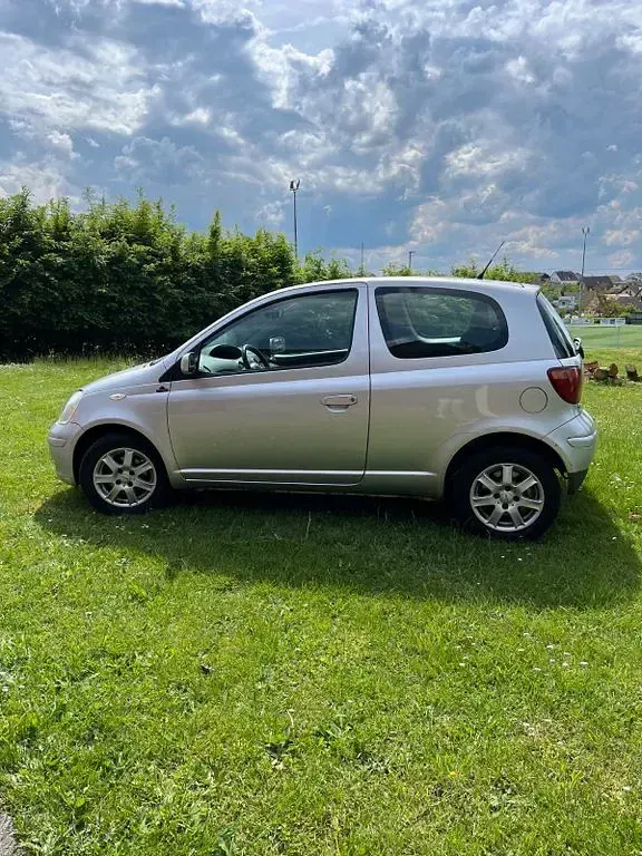 Gebraucht Toyota Yaris 65 PS (47 kW) 2006 Silber Limousine
