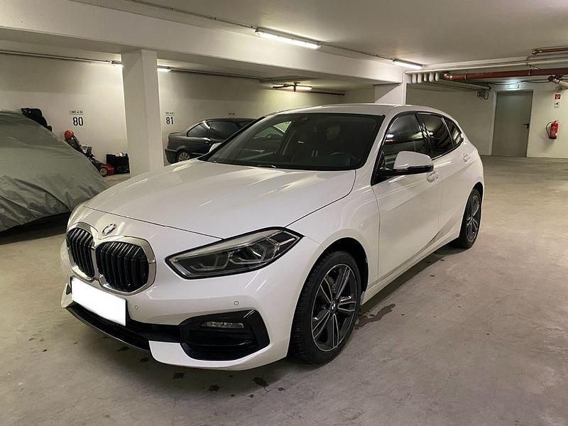 Weiß Gebraucht 2020 BMW 118 Sport Line Kleinwagen | 15.700 € (Fairer Preis) - Bild 1/4