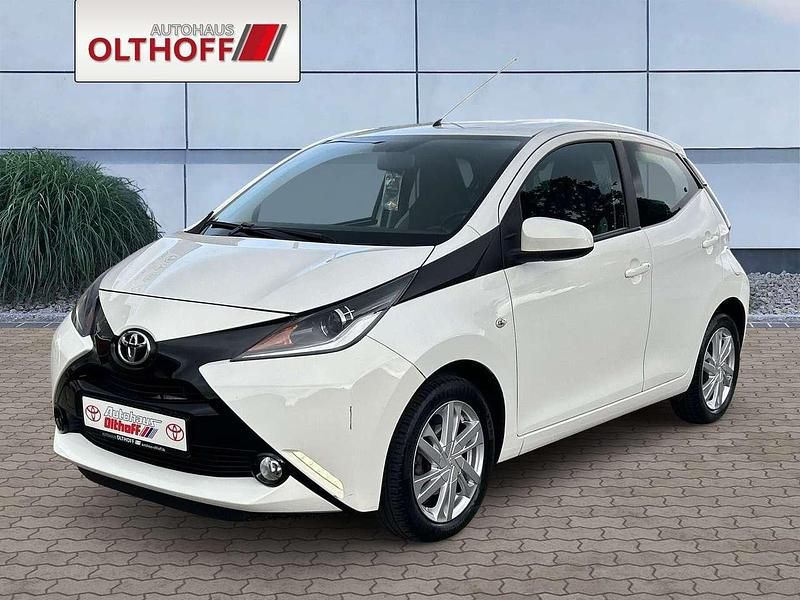 Weiß Gebraucht 2017 Toyota Aygo X-play Kleinwagen | 10.390 € (Teuer) - Bild 1/4