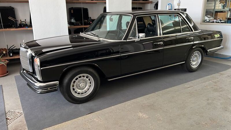 Schwarz Gebraucht 1973 Mercedes W114 Limousine | 125.000 € - Bild 1/4