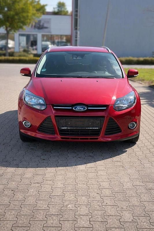 Gebraucht Ford Focus Titanium 125 PS (91 kW) 2014 Rot Kombi