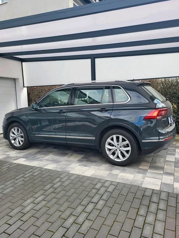 Grau Gebraucht 2019 VW Tiguan Comfortline SUV | 20.800 € (Fairer Preis) - Bild 1/4