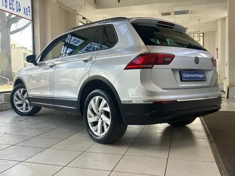 Gebraucht VW Tiguan Life 150 PS (110 kW) 2023 Reflexsilber (metallic) SUV