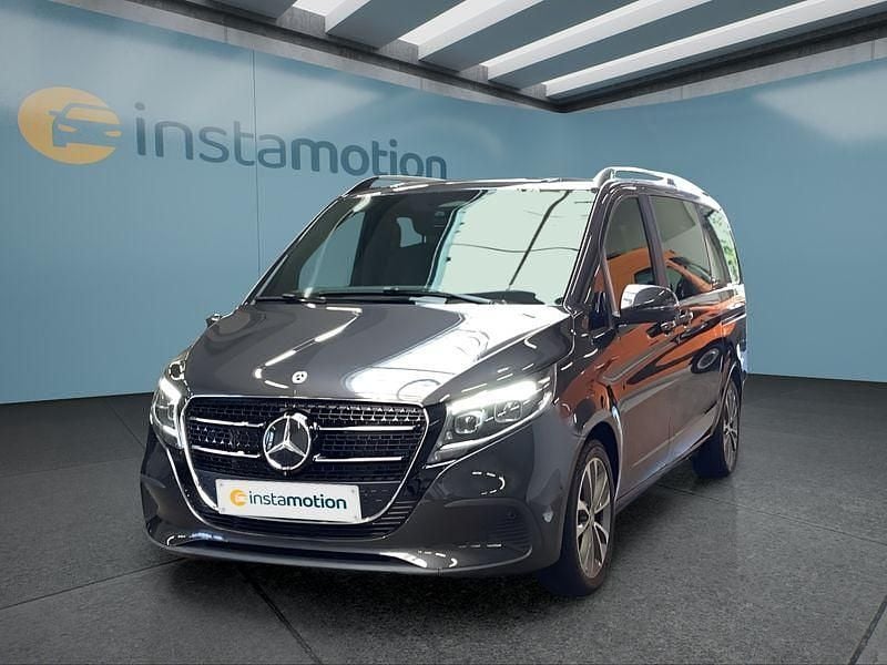 Grau Gebraucht 2024 Mercedes V220 Van / Kleinbus | 64.249 € - Bild 1/4
