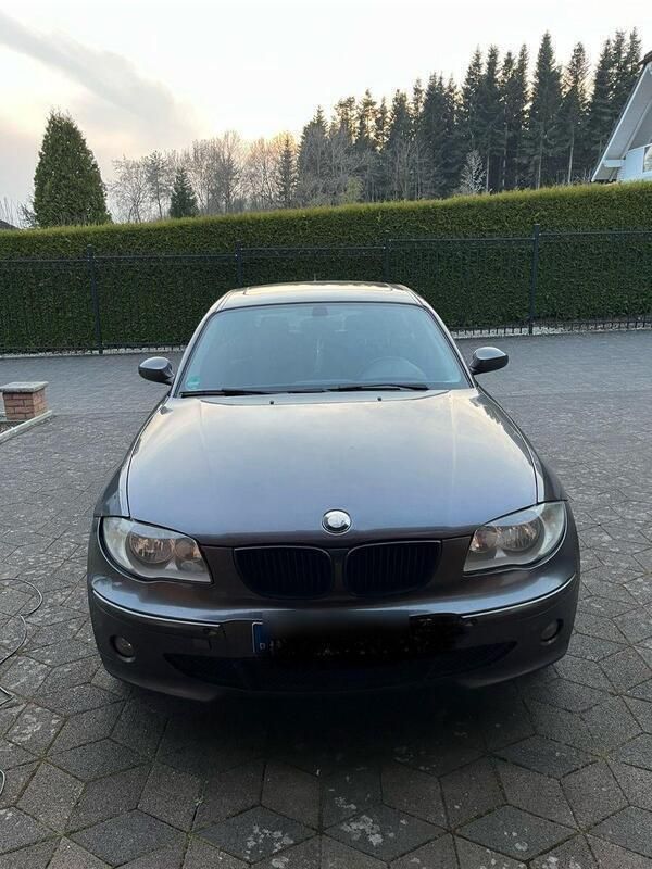 Grau Gebraucht 2005 BMW 120 Kleinwagen | 1.300 € - Bild 1/4