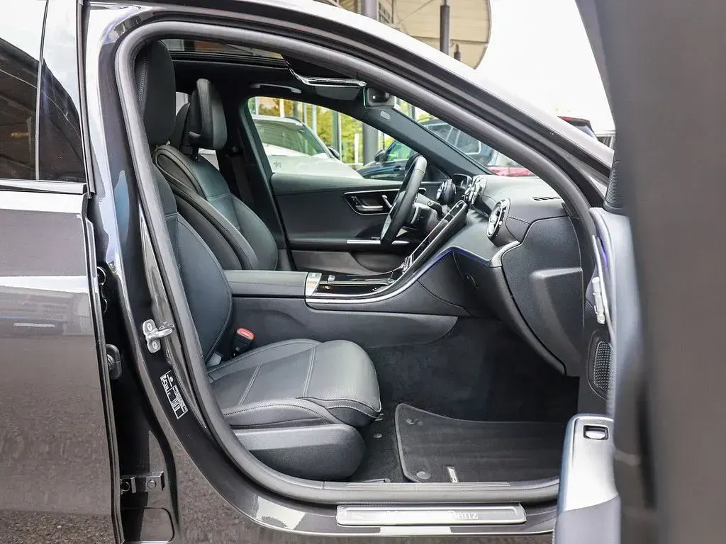 Gebraucht Mercedes C300 204 PS (150 kW) 2025 Grau / graphitgrau (metallic) Limousine