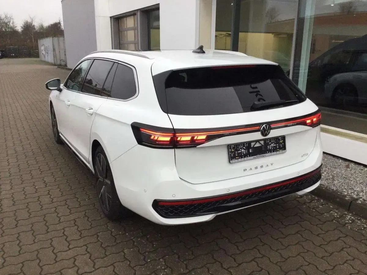 Gebraucht VW Passat R-line 150 PS (110 kW) 2025 Pure white Kombi
