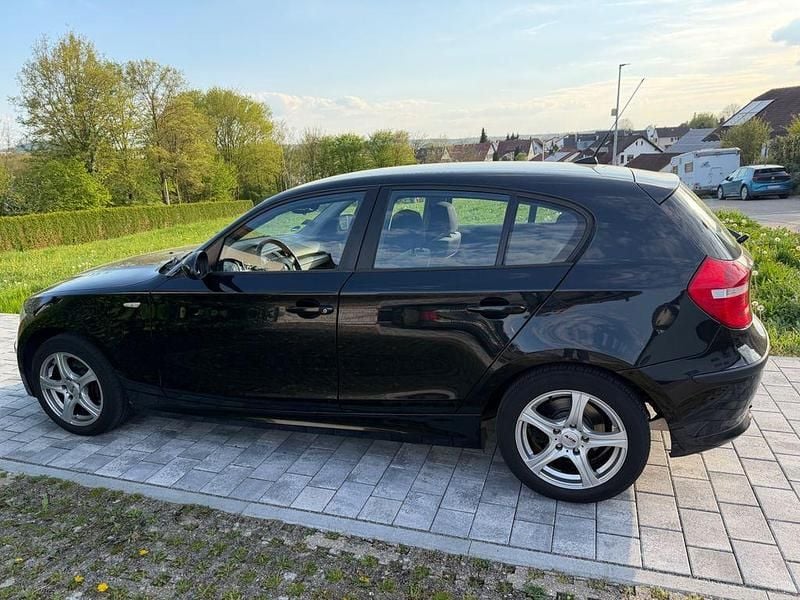 Second-hand BMW 116 122 CP (89 kW) 2009 Negru Hatchback
