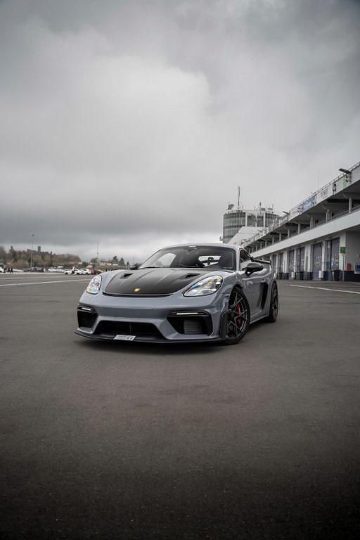 Grau Gebraucht 2022 Porsche Cayman GT4 Coupé | 159.950 € (Fairer Preis) - Bild 1/4