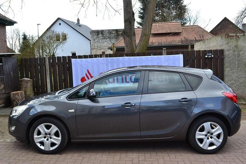 Gebraucht Opel Astra Design Edition 120 PS (88 kW) 2011 Karbongrau Limousine