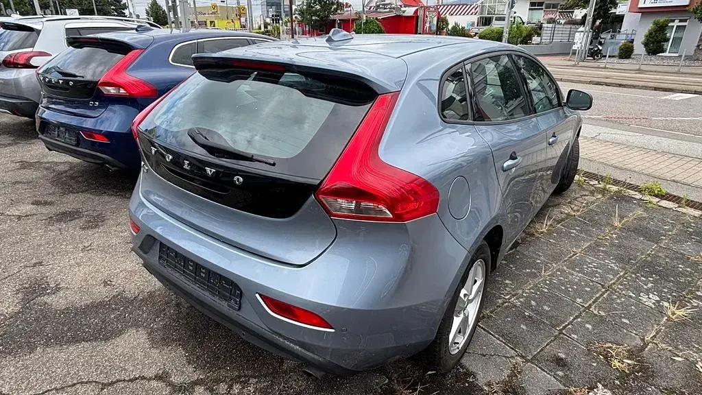 Gebraucht Volvo V40 Kinetic 152 PS (111 kW) 2017 Blau Limousine