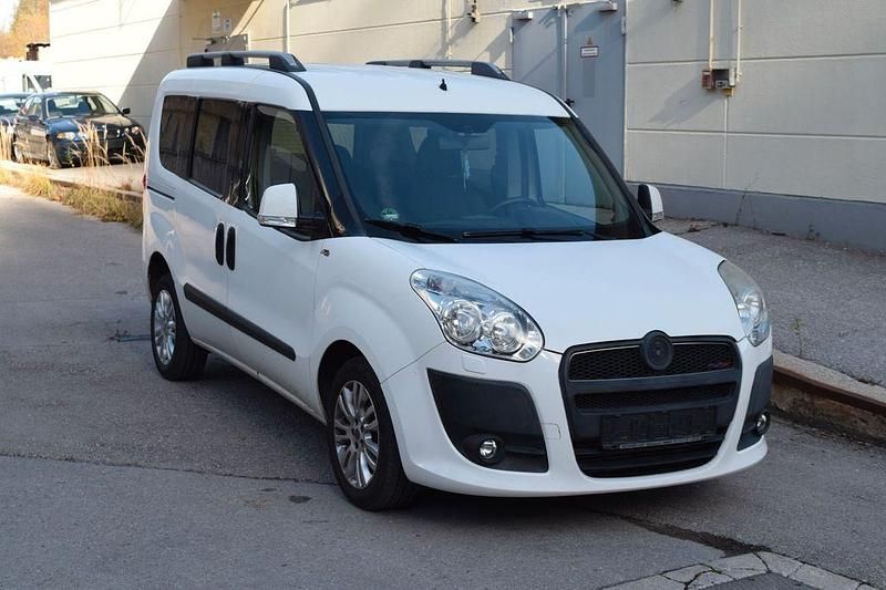 Weiß Gebraucht 2010 Fiat Doblò Emotion Van / Kleinbus | 7.200 € (Fairer Preis) - Bild 1/4