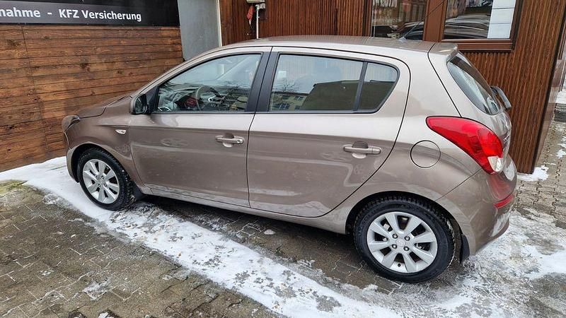 Gebraucht Hyundai i20 101 PS (74 kW) 2012 Grau Limousine