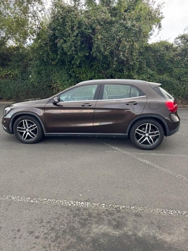 Braun Gebraucht 2014 Mercedes GLA220 SUV | 15.800 € (Fairer Preis) - Bild 1/4