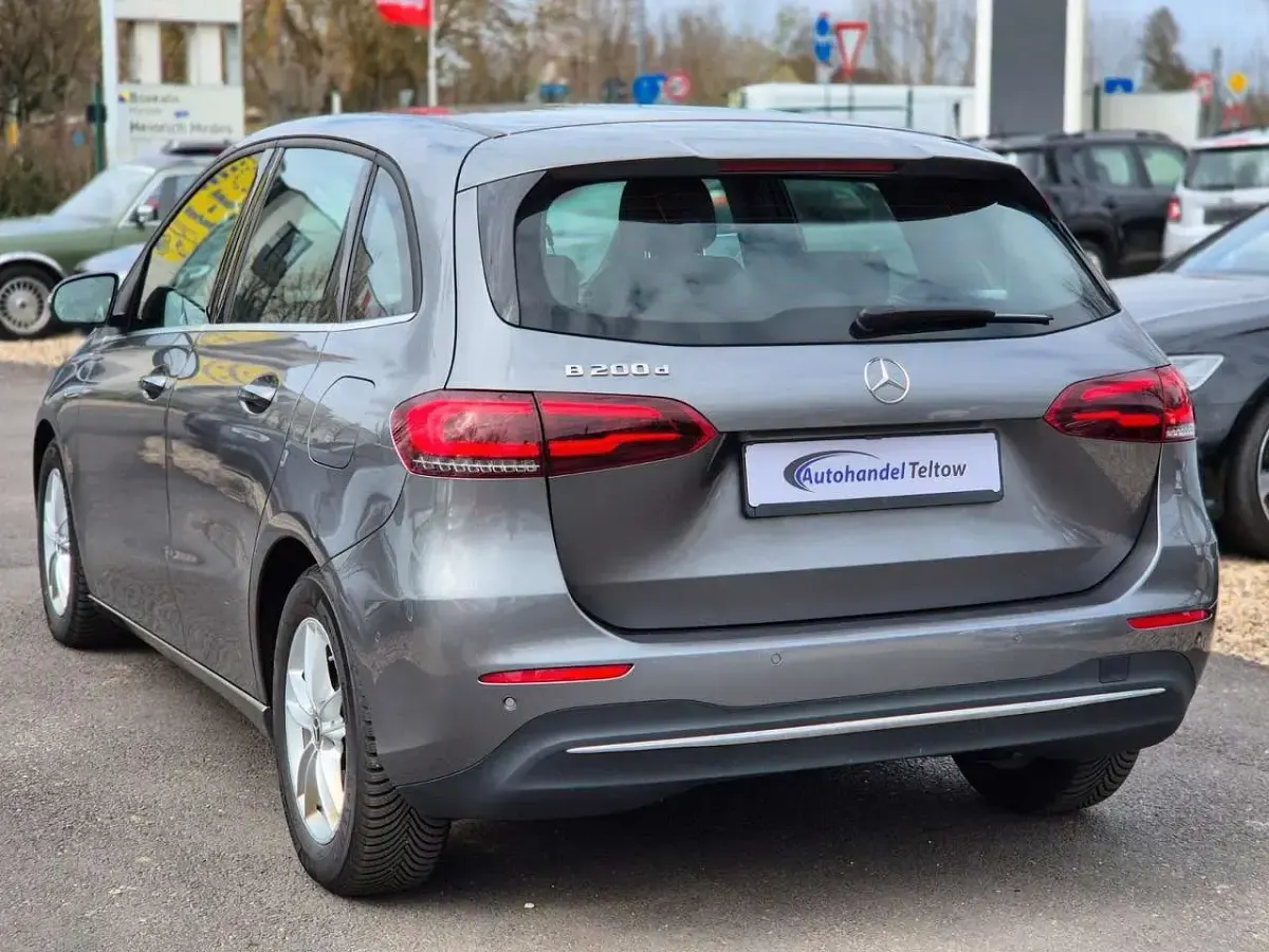 Gebraucht Mercedes B200 150 PS (110 kW) 2019 Mountaingrau Kleinwagen