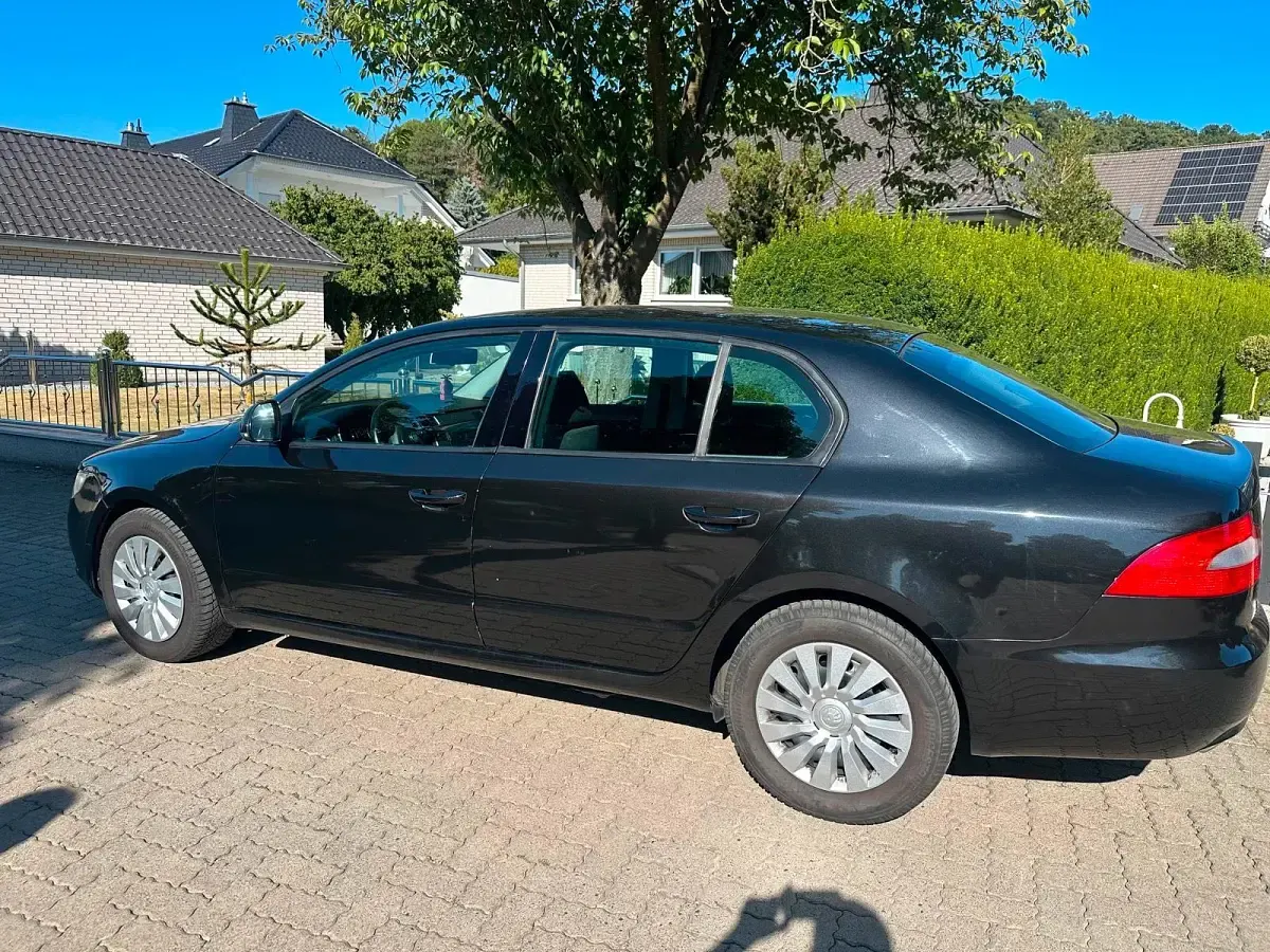 Gebraucht Skoda Superb 105 PS (77 kW) 2011 Schwarz Limousine