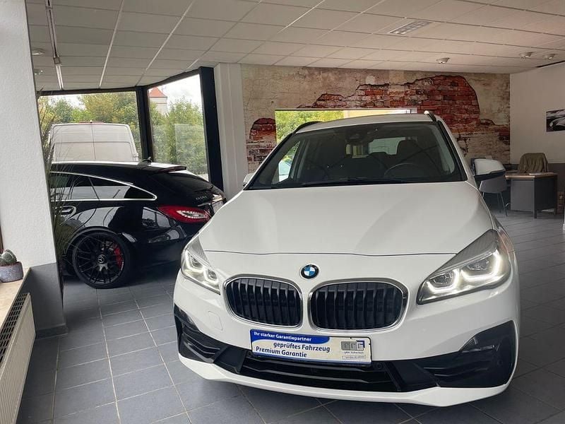 Weiß Gebraucht 2020 BMW 216 Gran Tourer Sport Line Van / Kleinbus | 12.990 € (Fairer Preis) - Bild 1/4