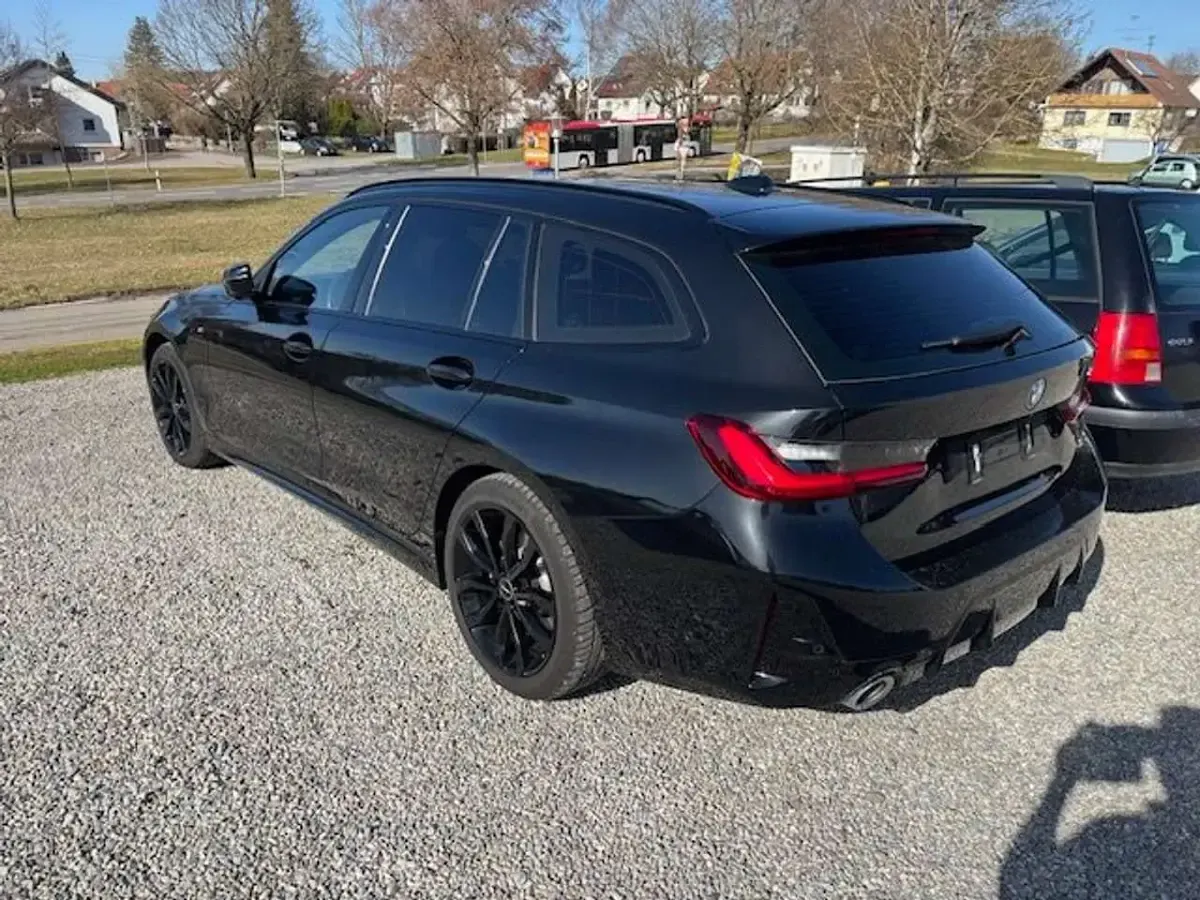 Gebraucht BMW 330 M Sport 184 PS (135 kW) 2024 Black sapphire metallic Kombi