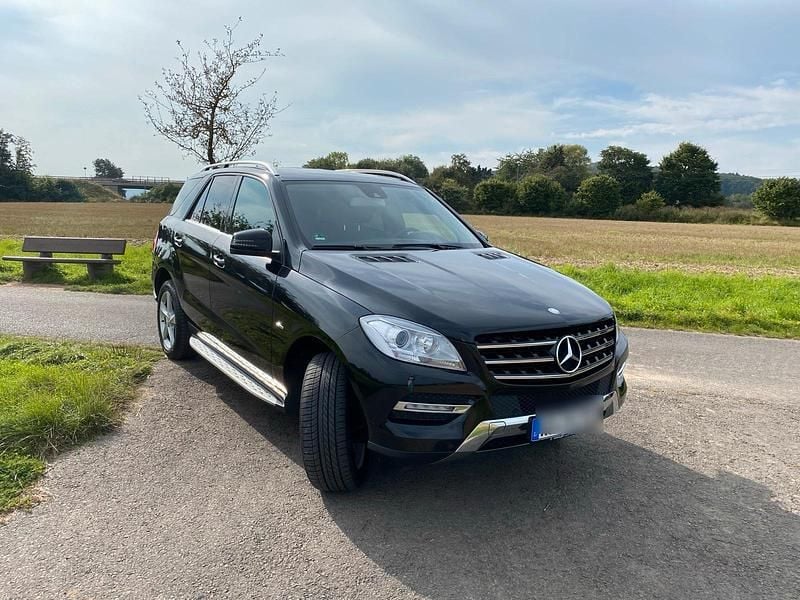 Schwarz Gebraucht 2011 Mercedes ML350 SUV | 18.800 € (Fairer Preis) - Bild 1/4