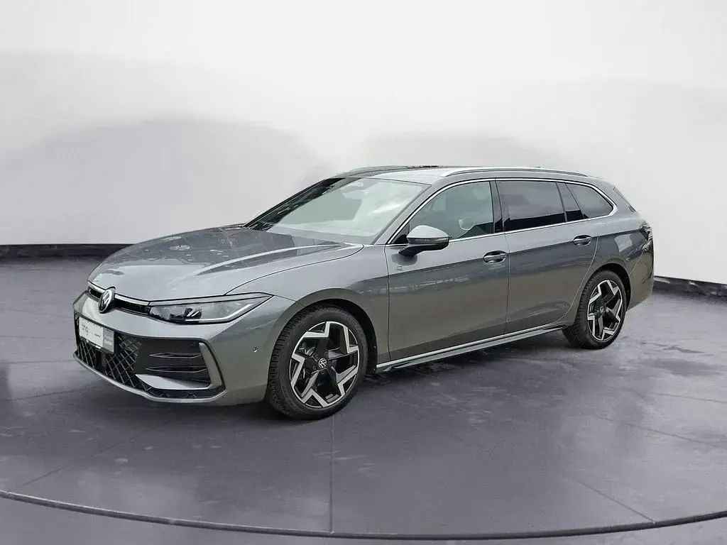 Gebraucht VW Passat R-line 150 PS (110 kW) 2025 Grau Kombi