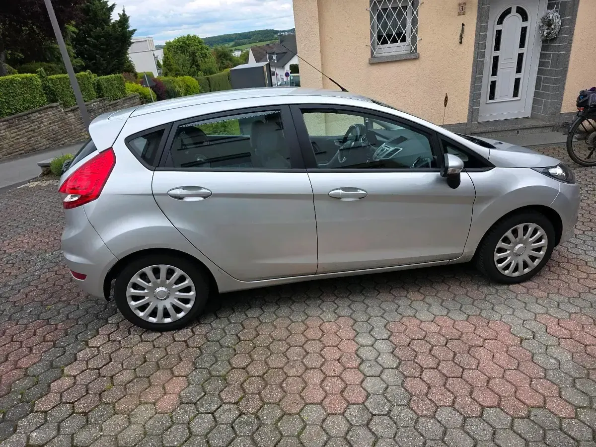 Gebraucht Ford Fiesta 96 PS (70 kW) 2012 Grau Kleinwagen