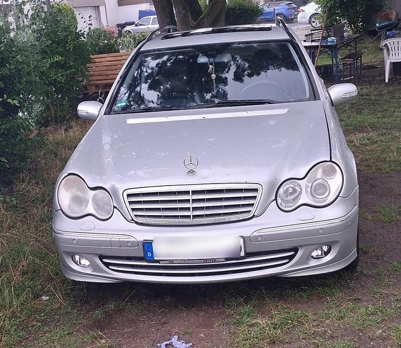 Silber Gebraucht 2005 Mercedes 320 Kombi | 2.300 € - Bild 1/4