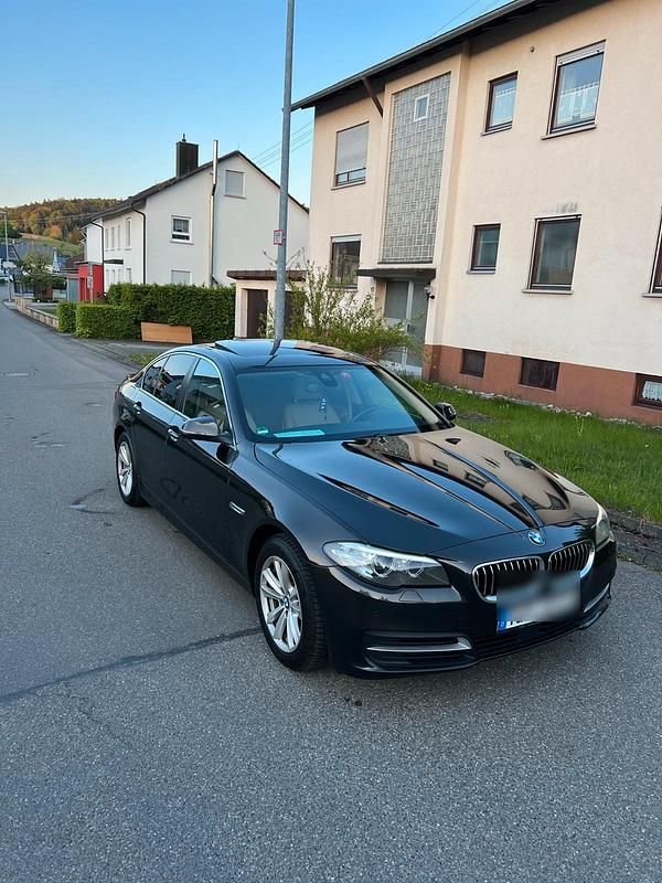 Braun Gebraucht 2016 BMW 520 Limousine | 14.350 € (Fairer Preis) - Bild 1/4