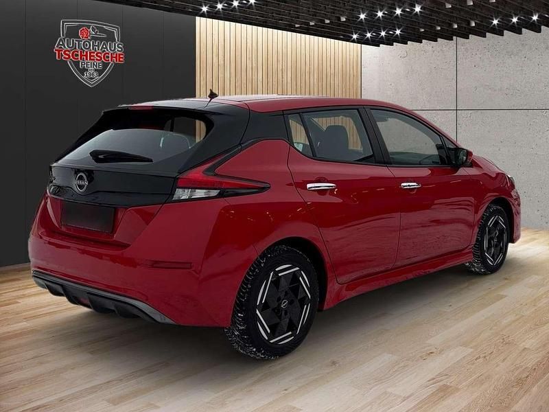 Gebraucht Nissan Leaf Acenta 110 kW (150 PS) 2023 Rot (red (s)) Kleinwagen