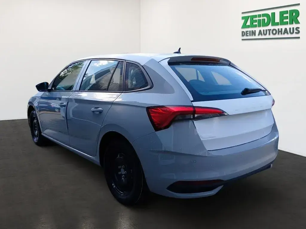 Neu Skoda Scala Essence 95 PS (69 kW) 2026 Stahlgrau Kleinwagen