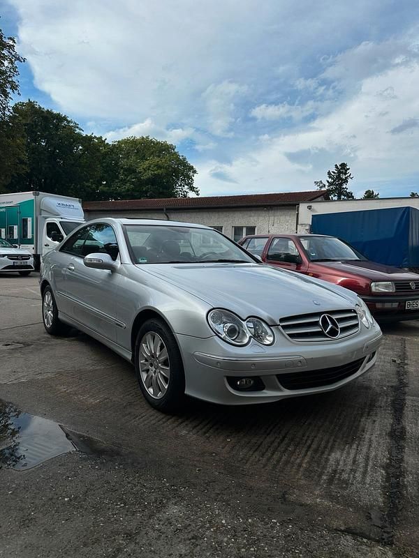 Silber Gebraucht 2009 Mercedes CLK200 Elegance Coupé | 12.500 € (Etwas zu teuer) - Bild 1/4