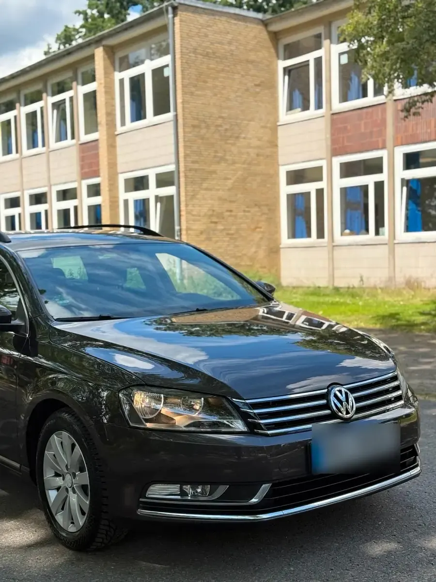 Gebraucht VW Passat 105 PS (77 kW) 2011 Grau Limousine