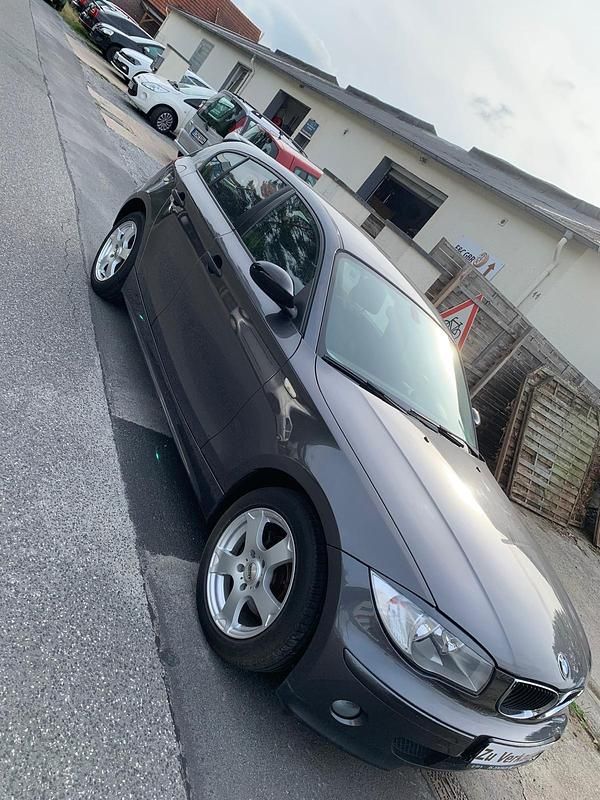 Grau Gebraucht 2005 BMW 116 Kleinwagen | 3.200 € (Fairer Preis) - Bild 1/4