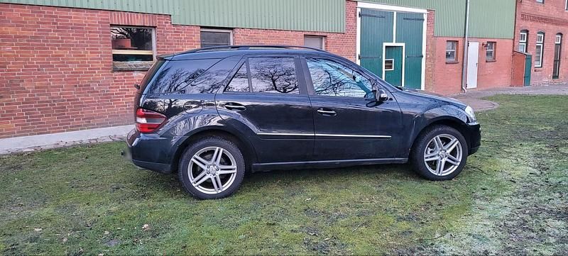 Gebraucht Mercedes ML320 224 PS (164 kW) 2007 Schwarz SUV