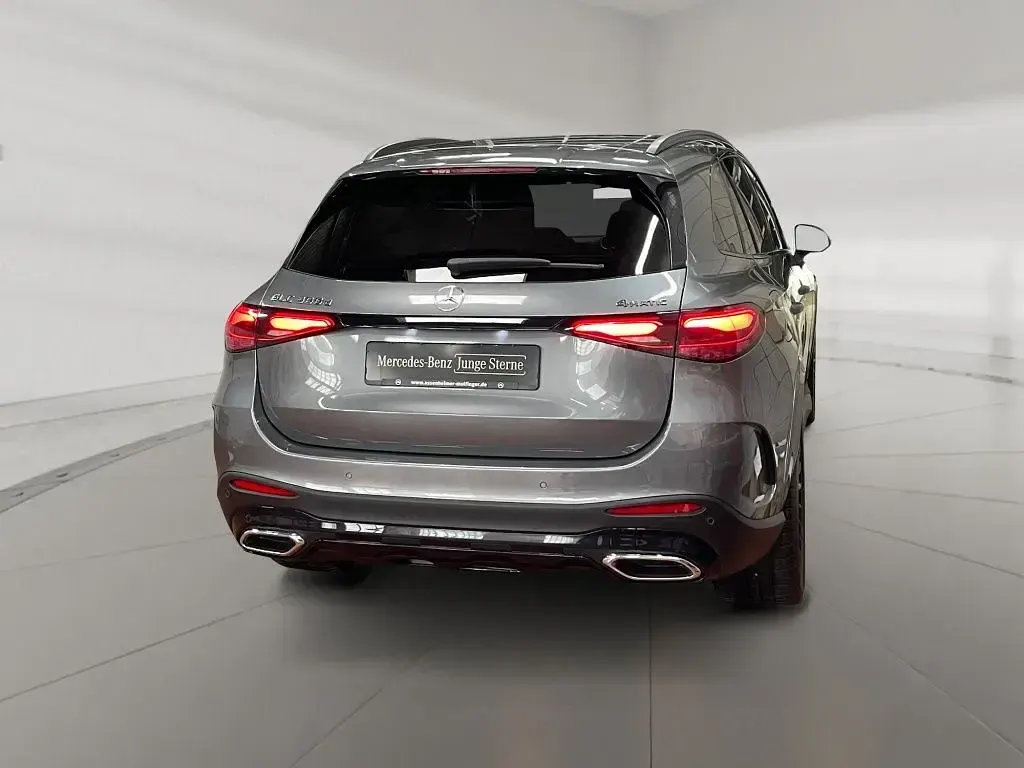 Gebraucht Mercedes GLC300 AMG 269 PS (197 kW) 2023 Metalliclack selenitgrau SUV