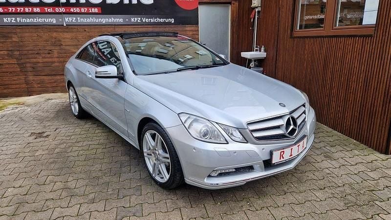 Silber Gebraucht 2010 Mercedes E250 Coupé | 14.980 € (Fairer Preis) - Bild 1/4