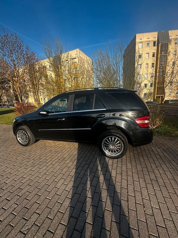 Gebraucht Mercedes ML320 224 PS (164 kW) 2006 Schwarz SUV