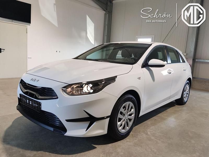 Casaweiß Neu 2024 Kia Ceed Limousine | 19.469 € (Superpreis) - Bild 1/3