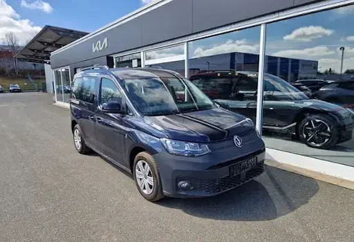 Second-hand VW Caddy 102 CP (75 kW) 2023 Albastru Monovolum