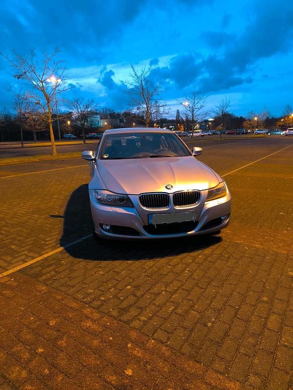 Blau Gebraucht 2010 BMW 325 Limousine | 9.500 € (Fairer Preis) - Bild 1/4