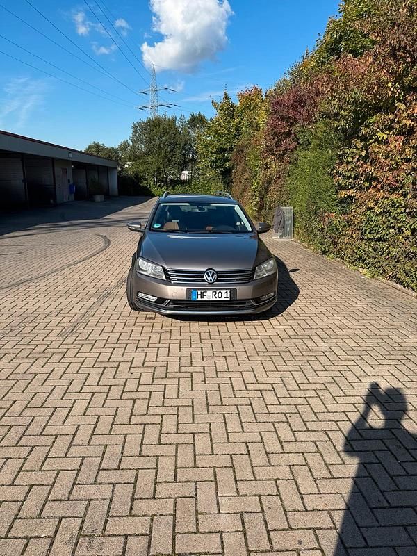 Braun Gebraucht 2011 VW Passat Kombi | 7.500 € (Etwas zu teuer) - Bild 1/4