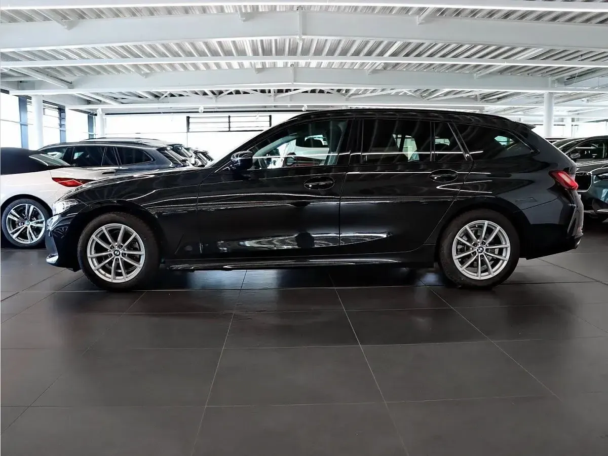 Gebraucht BMW 320 Shadowline 190 PS (139 kW) 2023 Black sapphire metallic Kombi