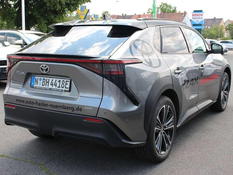 Gebraucht Toyota bZ4X Comfort 160 kW (218 PS) 2023 Palladium / dach schwarz (metallic) SUV