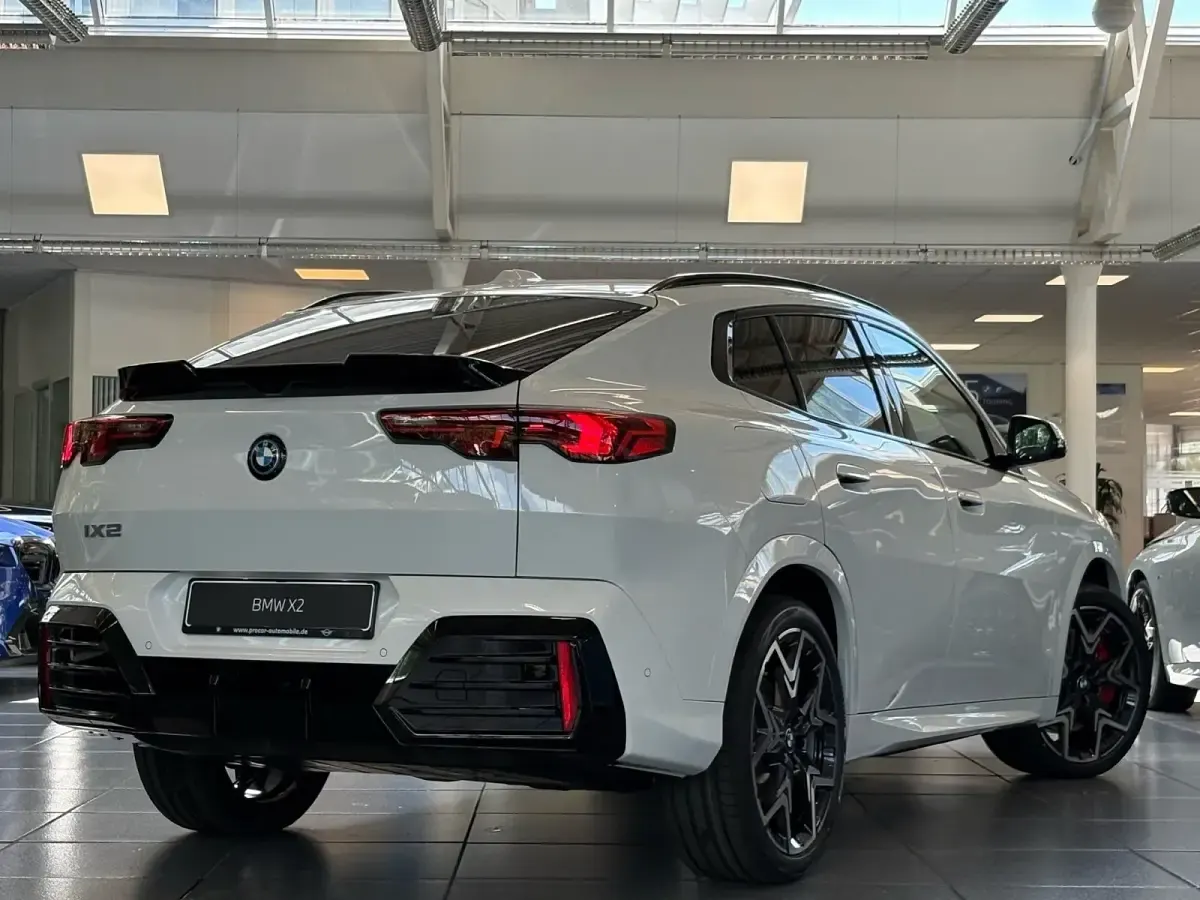 Neu BMW iX2 Performance 150 kW (204 PS) 2026 Alpinweiss iii SUV